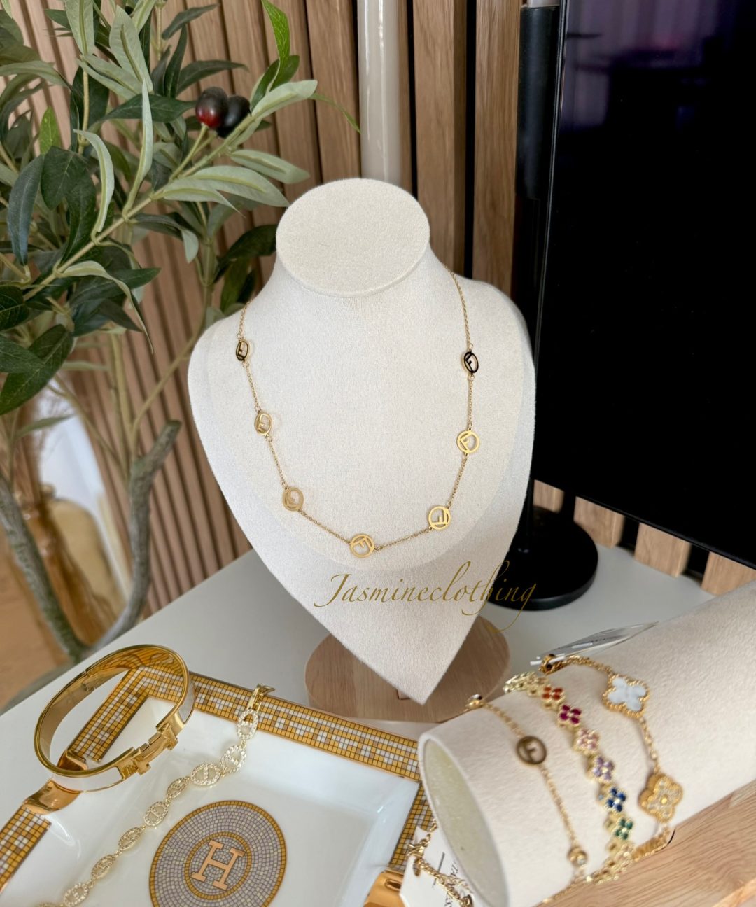 Collier F